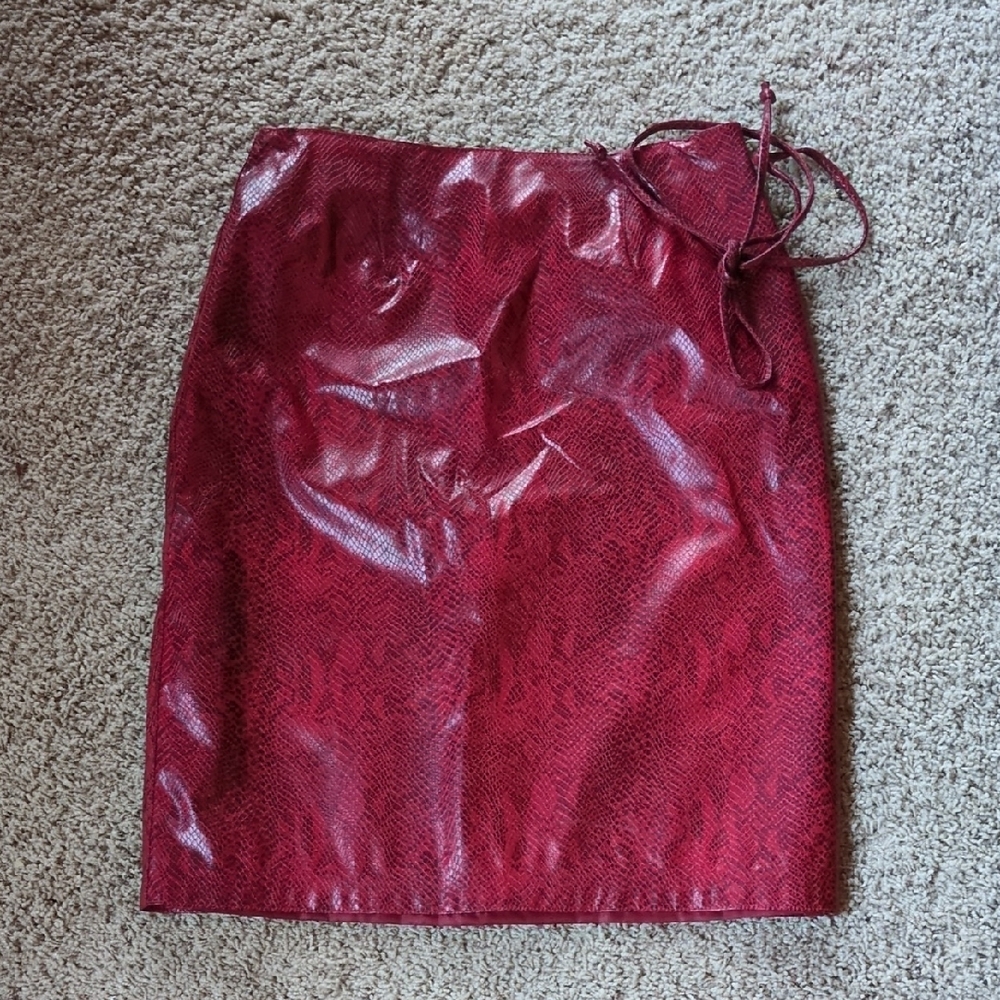 Elegant Red Snakeskin Pattern Skirt, Size 6